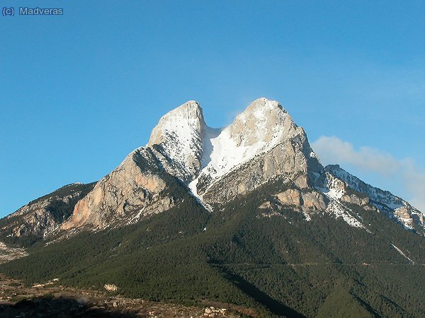 El viento no nos dejó hacer nada el primer dia pero nos dejó esta bonita imagen del Pedraforca.