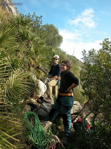 Sergi asegurando, y Mercè que se estrenaba en esto de escalar :)