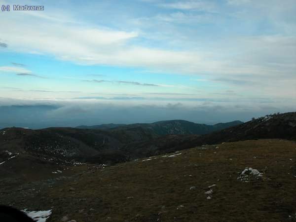 Muy al fondo se aprecia Montserrat por encia de las nubes