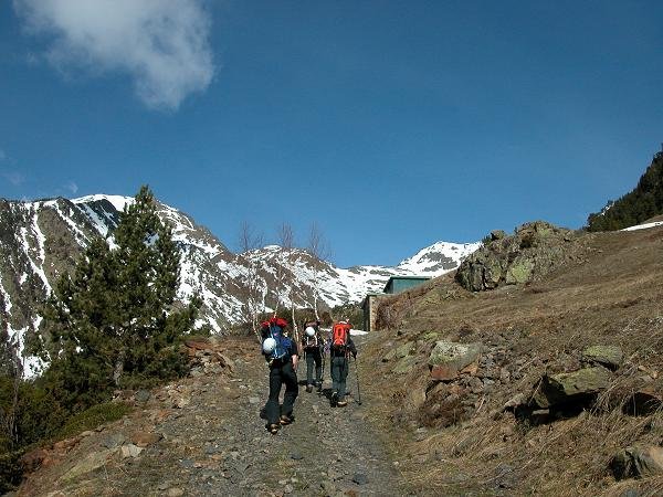 Nos dirigimos al Pla de l´Estany... y la nieve escasea.