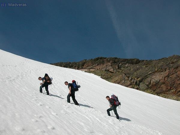 Por fin!!! llagamos al refu de Estanys Forcats. Llevamos ya 5 horas de subida y 1100m de desnivel por esta nieve tan horrible.