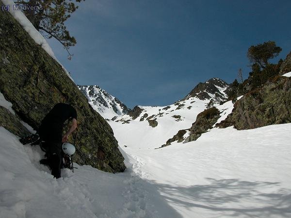 La subida al refugio de Estanys Forcats se esta haceindo muy dura con tanta calor y la nieve tan pasta. Buscamos las pocas sombras que hay.