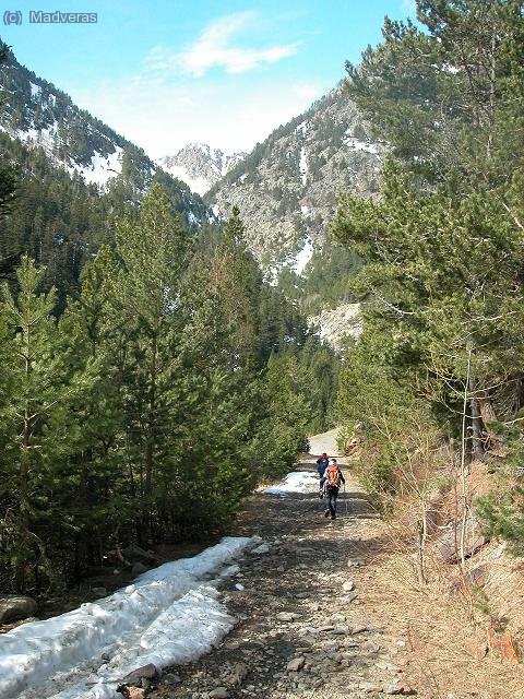 De bajada... al fondo (casi no se ve) la cascada que baja del estany de ls truites