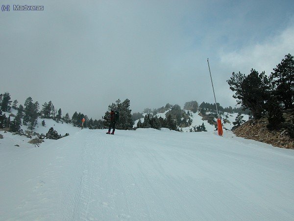 Subiendo por la pista, al fondo el refugio