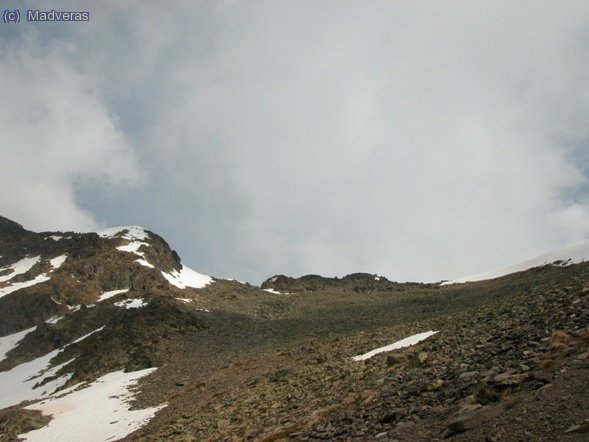 Ya vemos cima y el collado... y las nubes que vienen :S