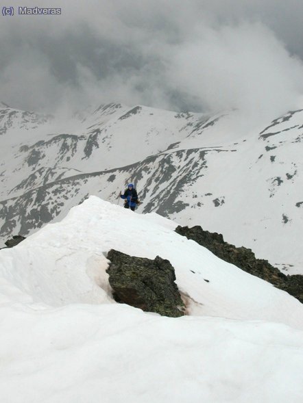 MadJaume a pocos metros de cima... la arista de nieve es preciosa