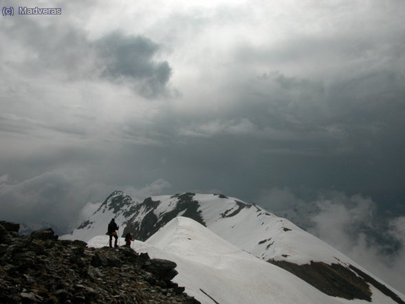 Asoman algunos rayos de sol entre las nubes