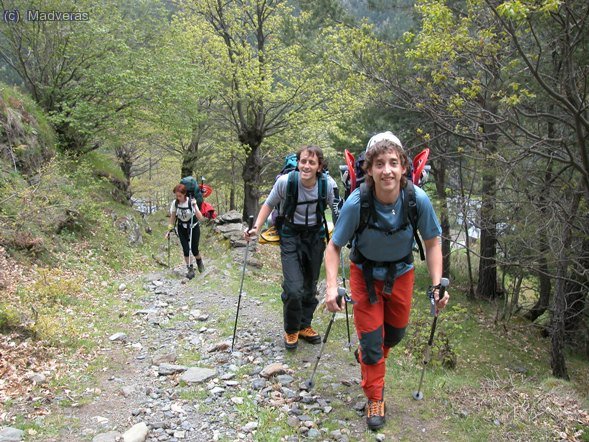 Empezamos a subir. Es una subida fuerte y constante. En primer plano MadSergi, detras MadJaume y susana