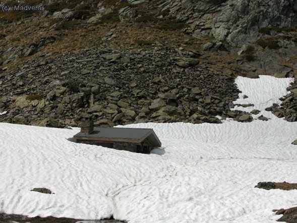 Pues parece que si que queda nieve.... el refugio de Angonella medio enterrado