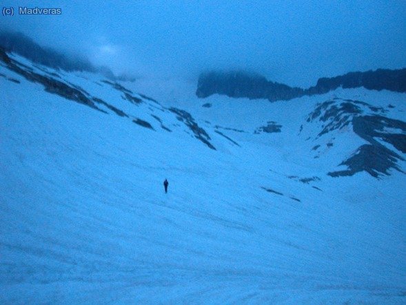 Pasado e segundo Ibon, la niebla no deja ver donde esta el corredor