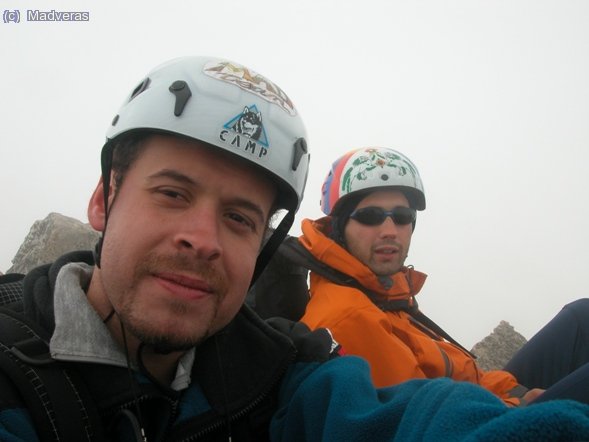 A resguardo en la cima, hace frio viento y no se be nada