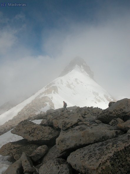 Nos dirijimos al collado del Medio. al Fondo, entre la niebla, el Pico del Medio