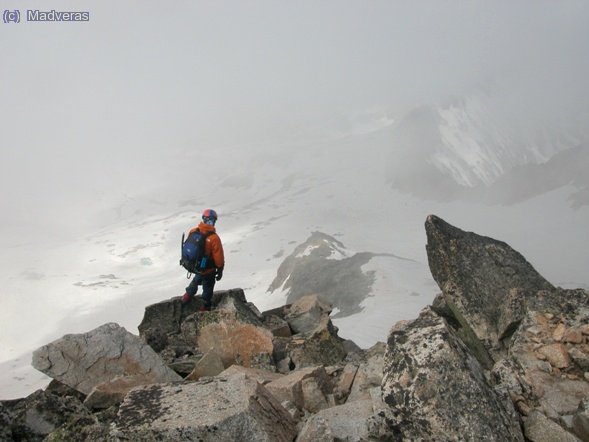 Julio en desde la cima buscando algun punto para bajar directamente a Coronas