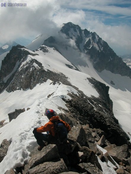 Julio en la cresta de bajada de nuevo al collado del Medio