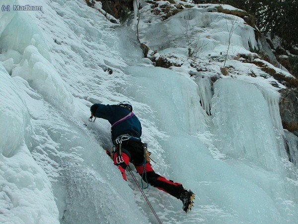 Poniendo el segundo tornillo antes de una rampa de hielo un poco fino. foto: Loybcncascada salines.mpg (48Mb)