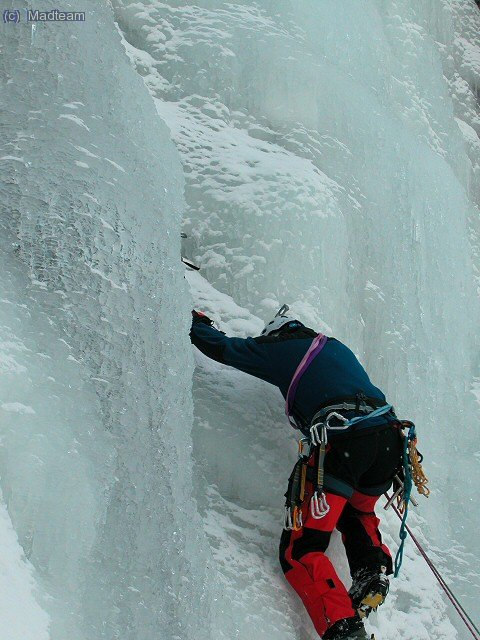 MadVeras empezando la cascada.... el hielo era un pelin precario, bonito pero precario. Foto: Loybcncascada salines.mpg (48Mb)