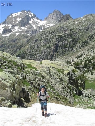 aún queda algún nevero subiendo hacia el refugio