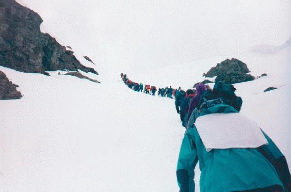 fila interminable a la cumbre del chacayes