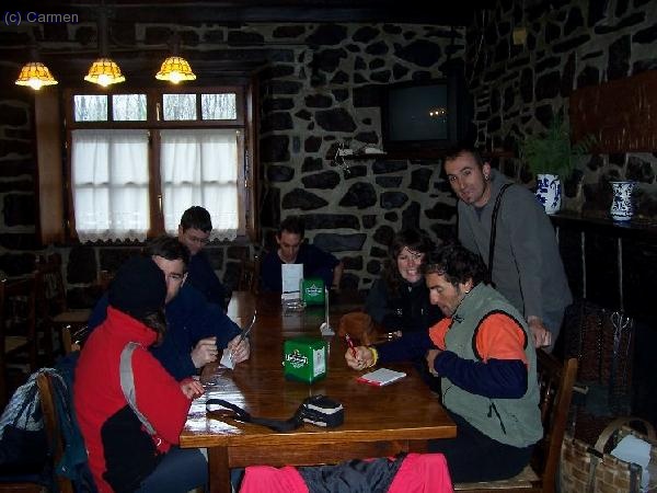 Izq.a dcha: Estefanía, Rodri, Fern, Rafa, María, Iñaki y Naranjito. Aquí estábamos mirando la carta para comer