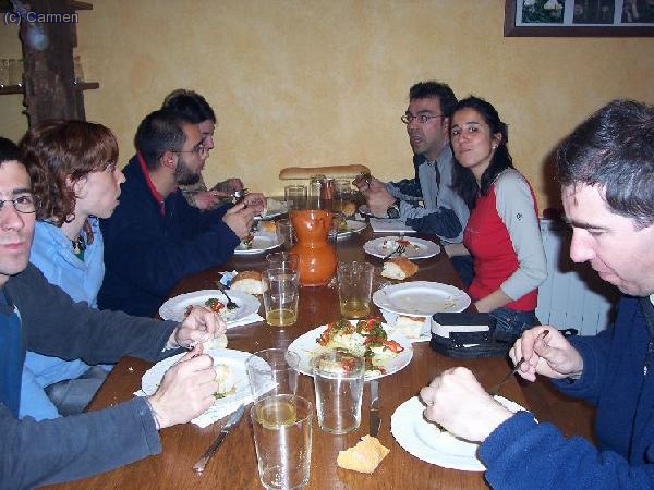 Los de la otra mesa: Guillem, su moza, ette....tampoco me acuerdo!!, Olga, Vica, Laura, el hueco es mi sitio y Rodri