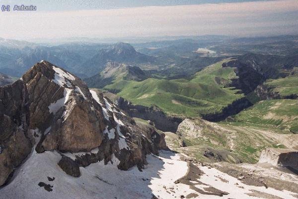 Vistas del cañón y pico de Añisclo, desde la cima.