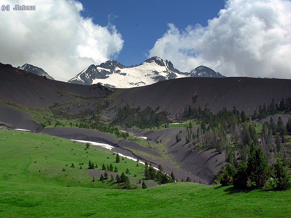 Picos de Bagueñola (Eristes) desde un descanso en la ruta del Posets desde Biadós