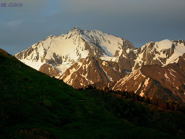 El magnífico macizo del Infierno desde la Pecariza, en la zona alta de Formigal, al pie de una de las vías de acceso a la Peña Foratata