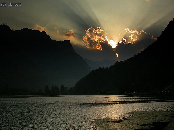 Valle de Pineta. Luces al caer la tarde durante un amago de tormenta sobre el macizo de Monte Perdido