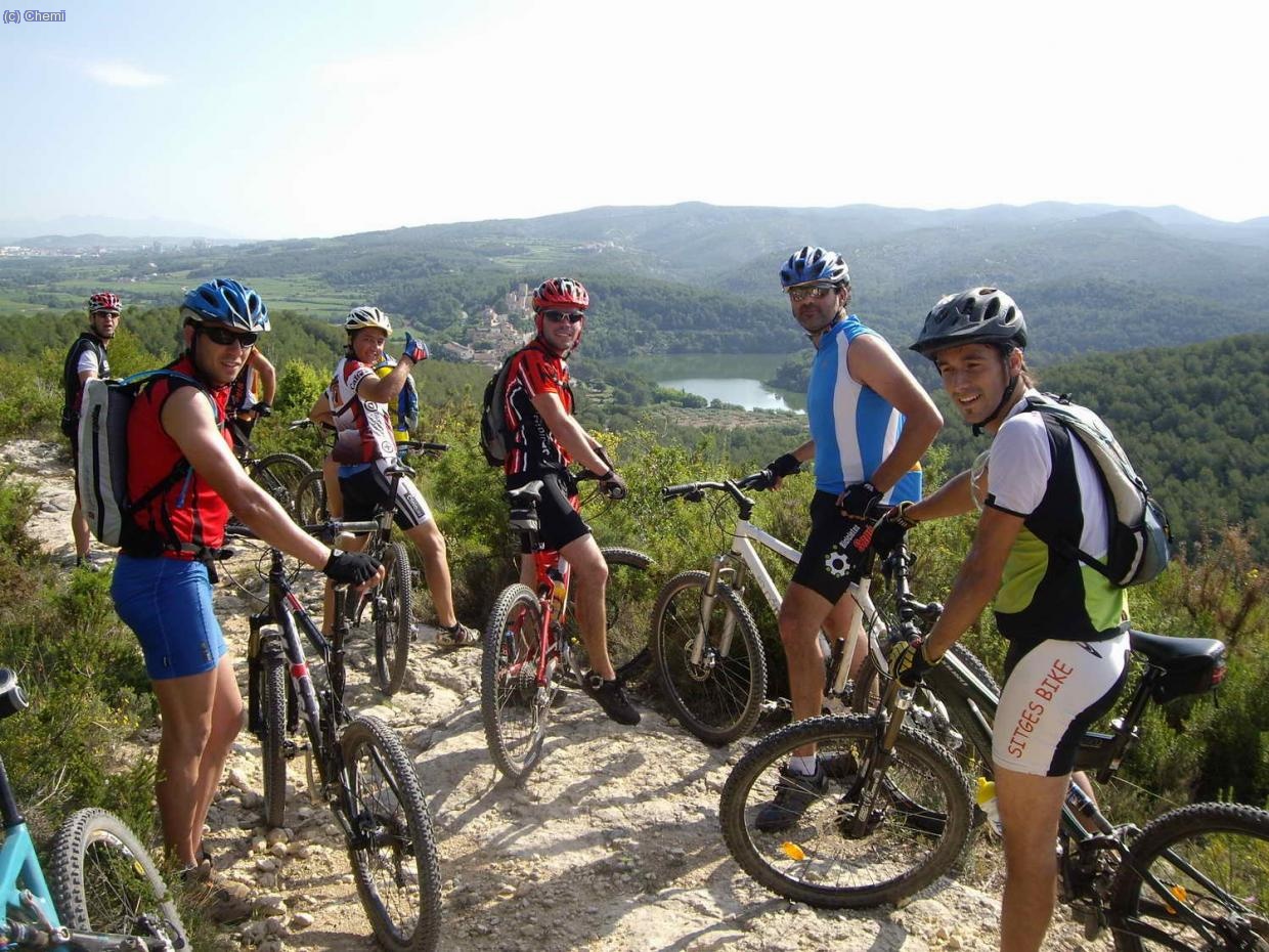 Inicio de la trialera con vistas al Pantano de Foix y el pueblo de Castellet