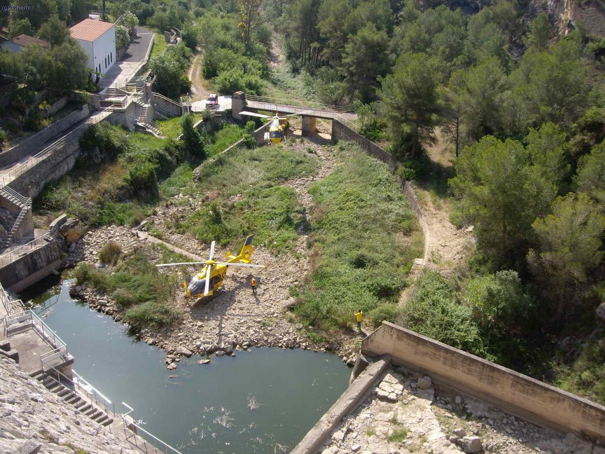 Helicópteros de rescate de un accidentado en la presa de Foix