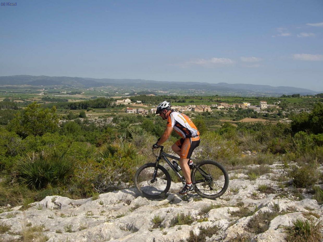 Acaba la larga subida e iniciamos la trialera por el GR hacia Castellet