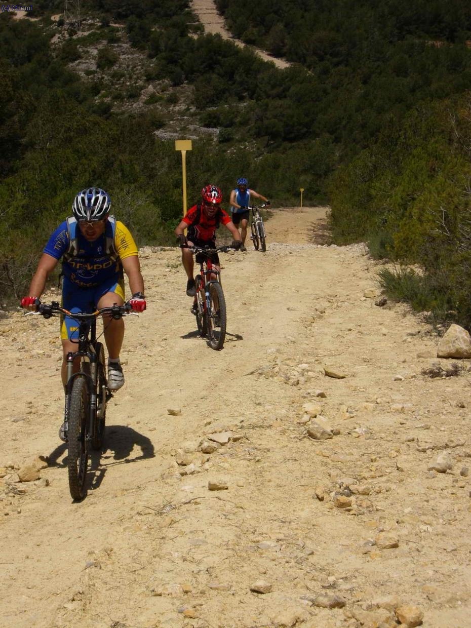 Rampas duras, piedras, calor ... En fila y cada uno sube como puede