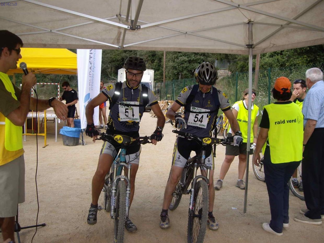 Preparados, listos ... YA!!
Para empezar un circuito de BTT de 16 km. bastante técnico y rompepiernas. Y en medio 6 km. de carrera a pie muy duros. Y con una prueba de orientación !!!