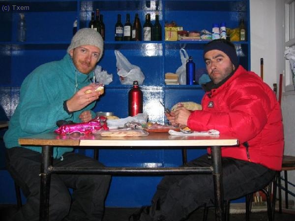 Cenando en la "nevera" que es el refugio