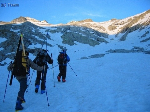 Por la nieve dura se sube más rápido andando que con esquís