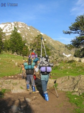 Con el "armario" en la espalda camino de Aigualluts