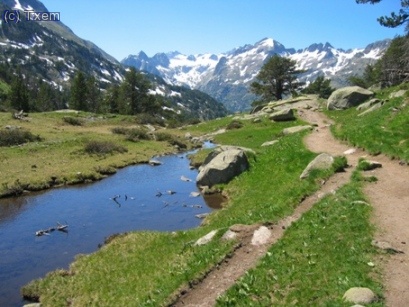 Camino de la Besurta con el Perdiguero al fondo