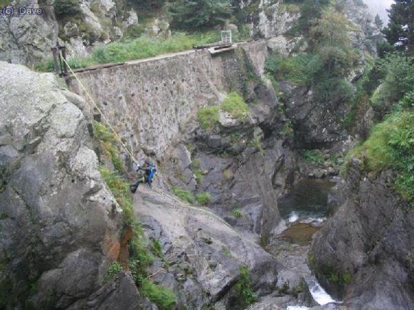 Rápel de 14 m desde la presa