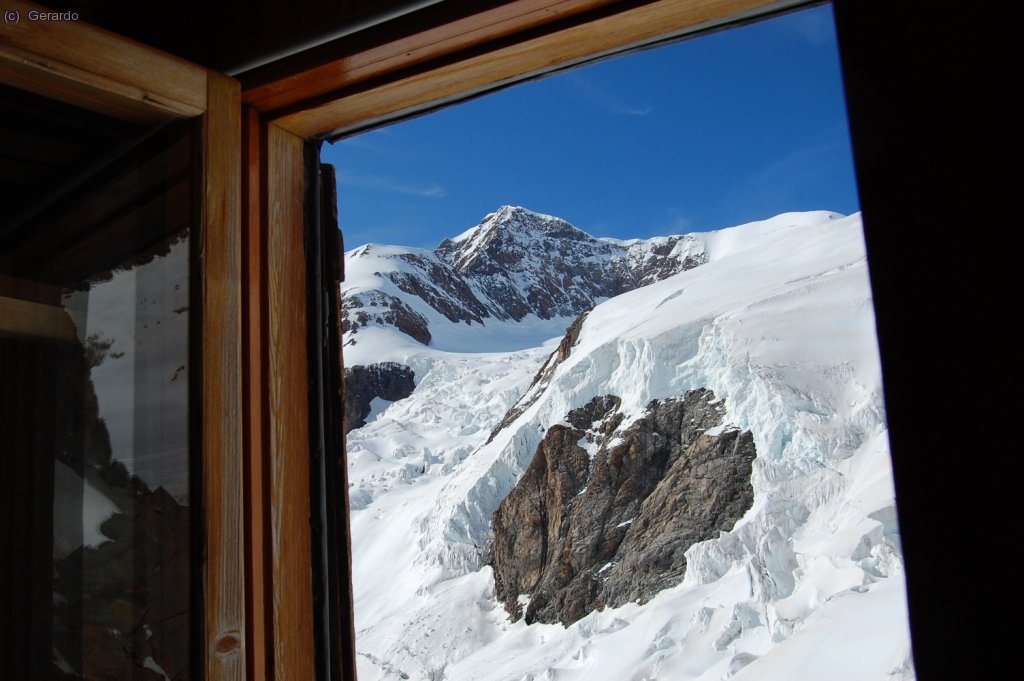 Pese al aroma, la zona de los lavabos ofrece una vista imponente sobre el Lyskamm y su glaciar que hace olvidar las molestias.