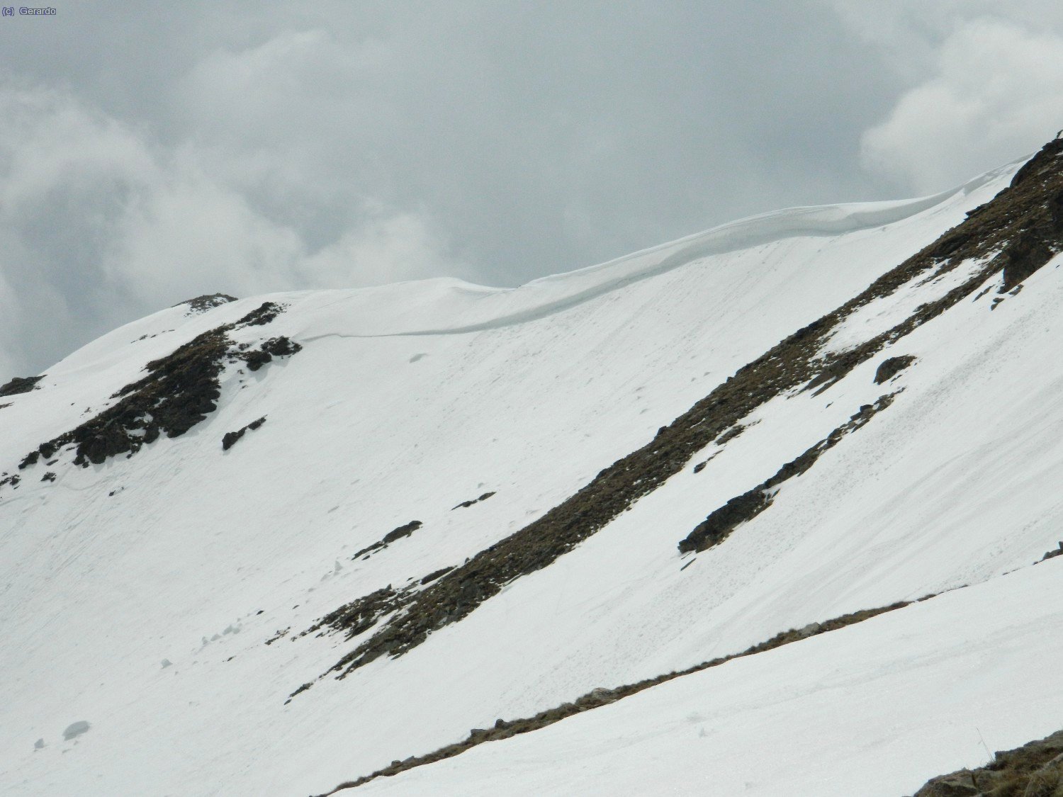 Corte de una placa de viento caída desde la cadena entre Bacivers y Bastiments, en una pendiente encarada hacia este-sureste.