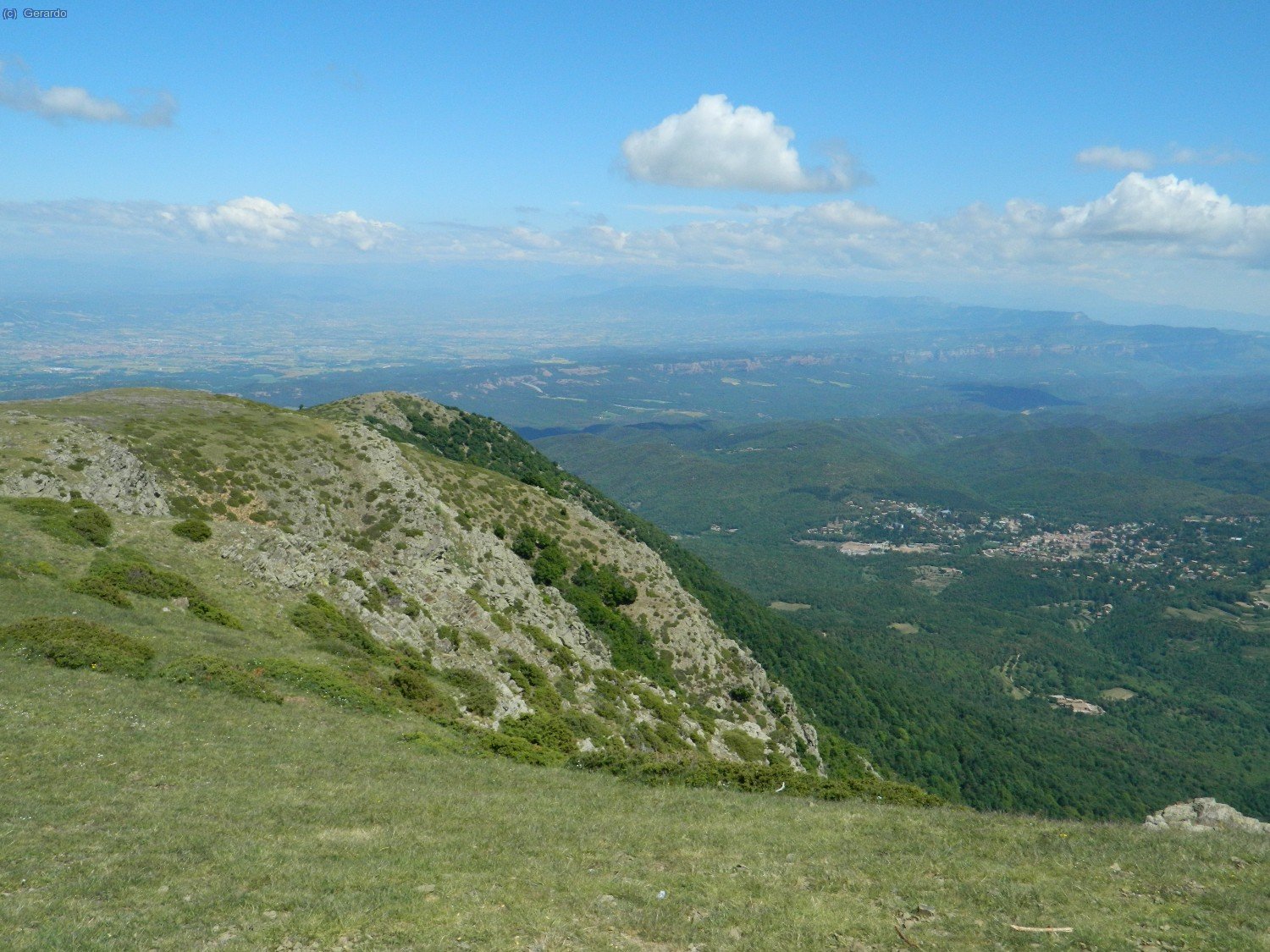 Cap al nordest, amb Viladrau a sota.