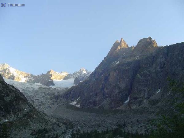 Al fondo en el centro l´Aiguille de Triolet. A la derecha la aguja donde nos dirigíamos (la de + a la izquierda)