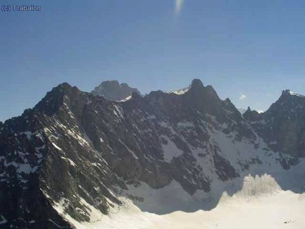 Allí al fondo les Grands Jorasses. Ai, la Walker.....cuantos sueños al verla de nuevo