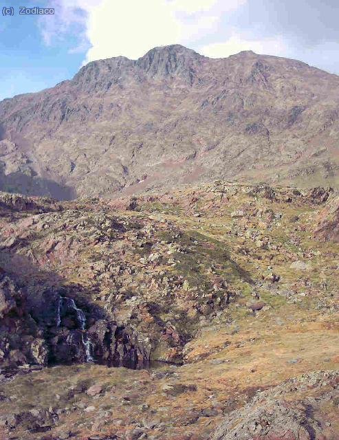 Bonita cascada, de fondo los 3 picos más altos de Cataluña