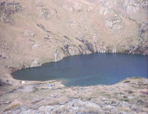 gente acampada en Estany D´Estats para atacar el domingo