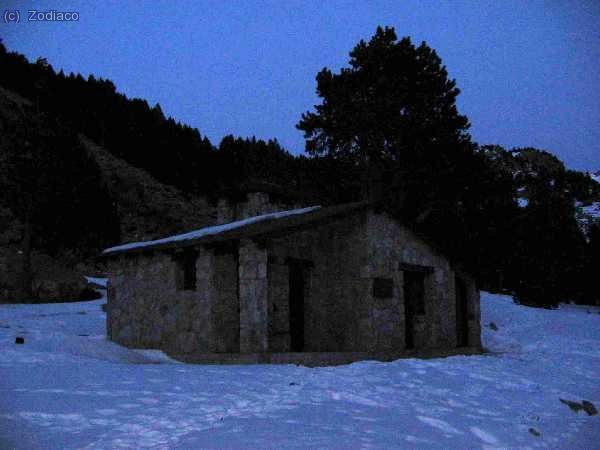 llegando al refugio Riu dels Orris de noche para dormir