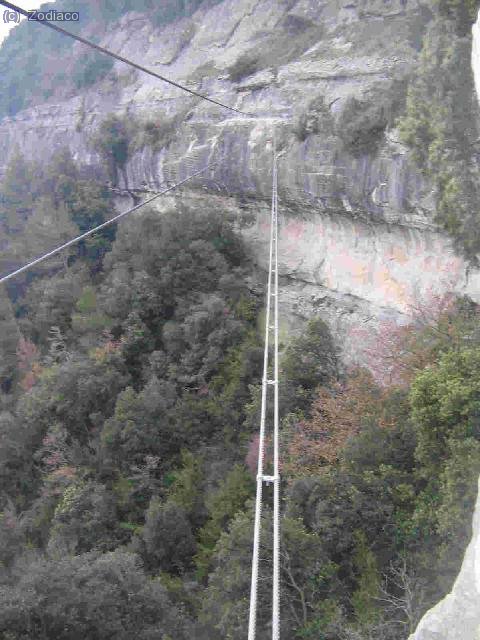 parte del larguísimo puente nepalino