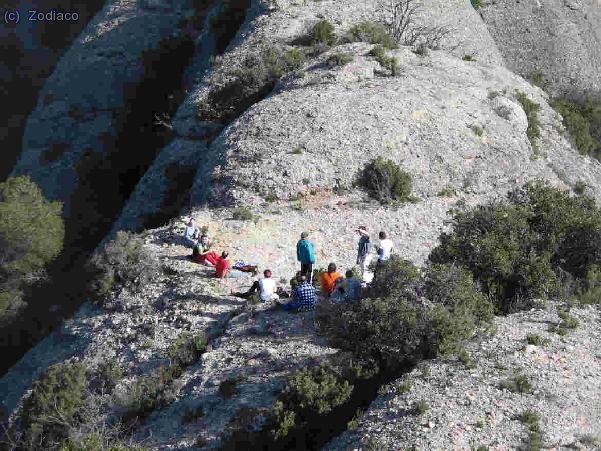 el grupo almorzando, mientras escalo y alcanzo una cima diferente.