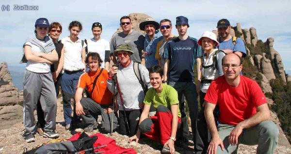 La foto de la cima: Arriba: Eva, Mercè, Roser, Touanda, AMunt, Jordi, Anto, Zodiaco, Sigrid, Japallas. Abajo : Pep, Jordi, Nurimosa, Pratenc. Foto cedida por Pratenc.