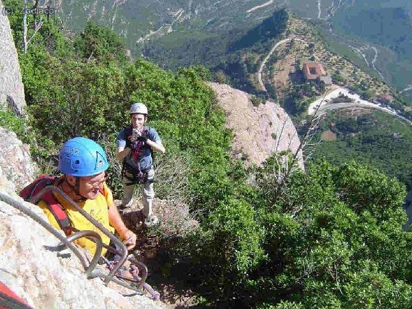 Japallas y yo nos retamos con la cámara. Jordi se ve implicado en el centro. Abajo Sta Cecilia y su aparcamiento